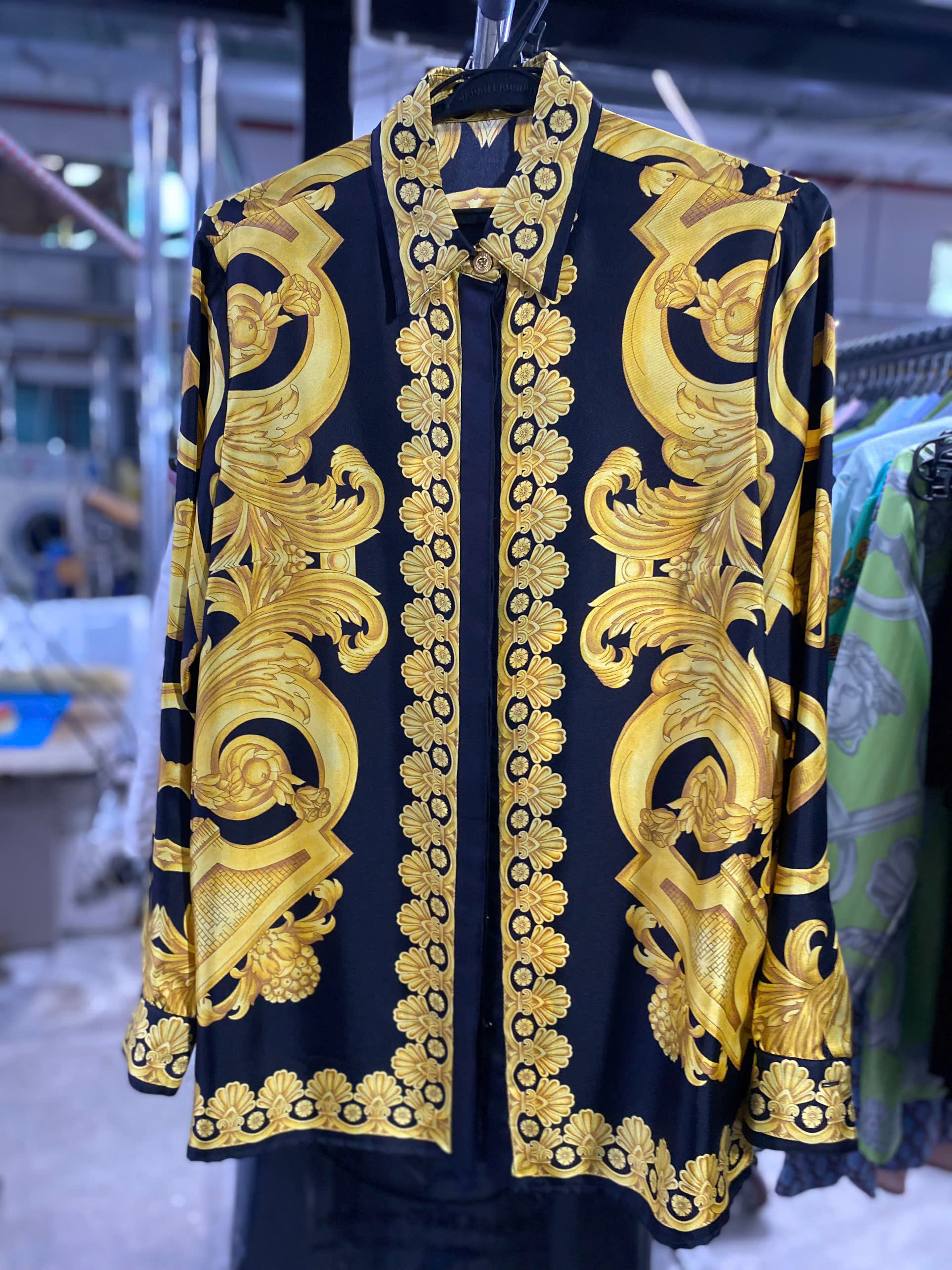 Đối với áo lụa cao cấp (đặc biệt là lụa tơ tằm 100%), giặt khô (dry cleaning) là lựa chọn tối ưu nhất để bảo vệ sợi vải, giữ phom dáng và độ bóng tự nhiên. Tuy nhiên, nếu bạn giặt tay tại nhà nên tuân thủ các quy tắc khắt khe để tránh làm hỏng chất liệu nhạy cảm này.